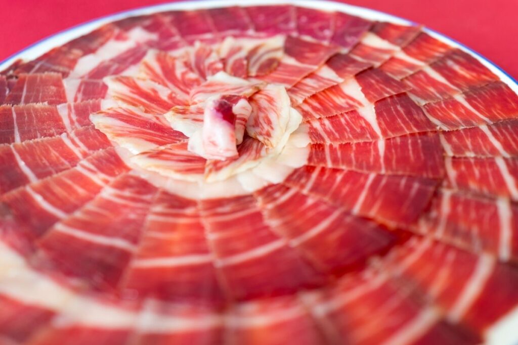 Por Qué Contratar un Cortador de Jamón Sube el Nivel de su Evento